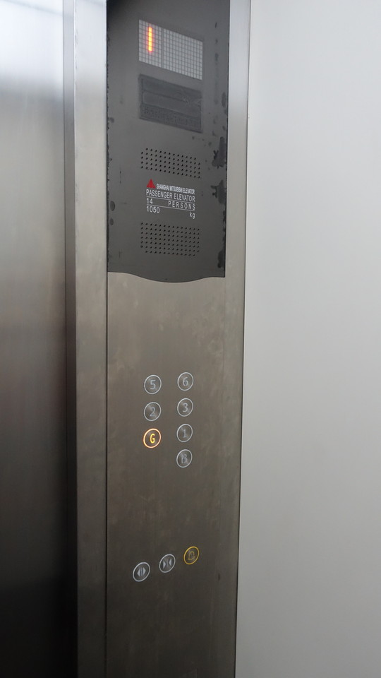 ORG_DSC05967エレベーター中のボタンです。Gがエントランス。その上が1Fと言う表記になっています。