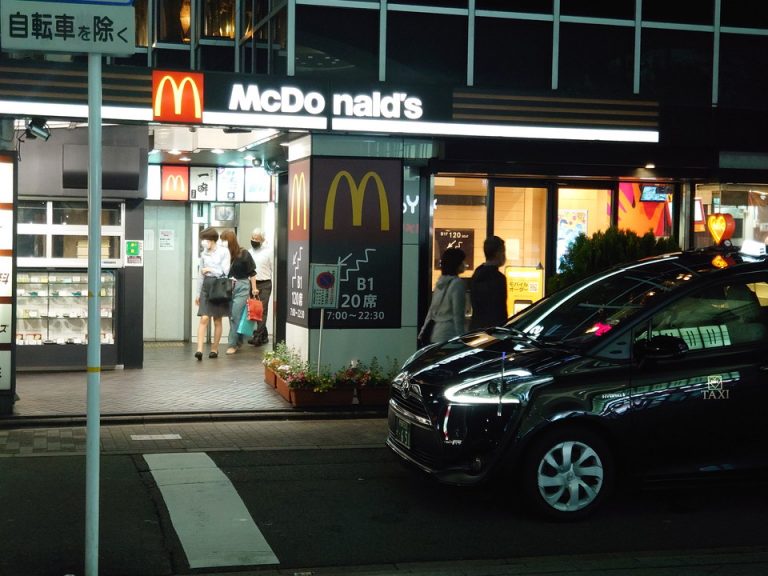 ヨドバシカメラの隣にはマクドナルドも