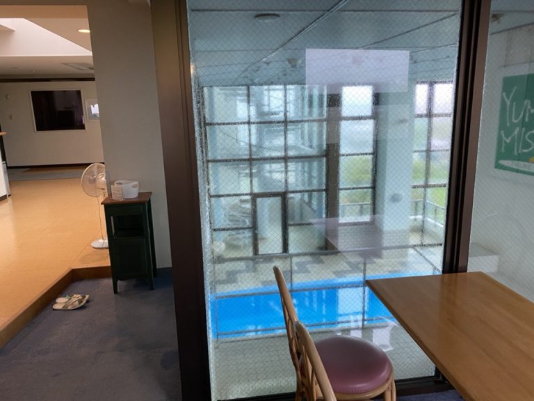 7Fから温水プール(6F)が見えます、吹き抜けです。