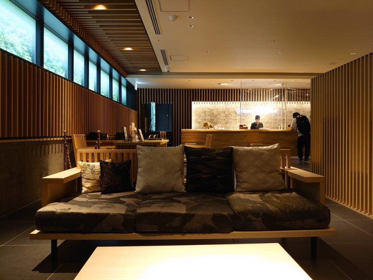 ロビーからフロントの眺め