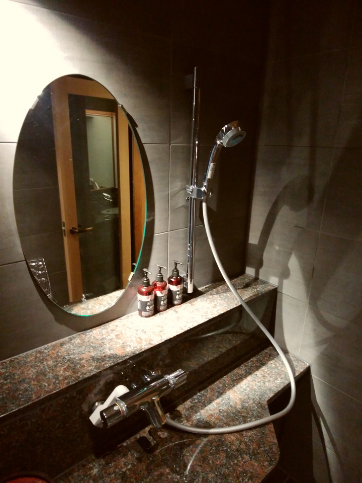 お部屋シャワー室の鏡