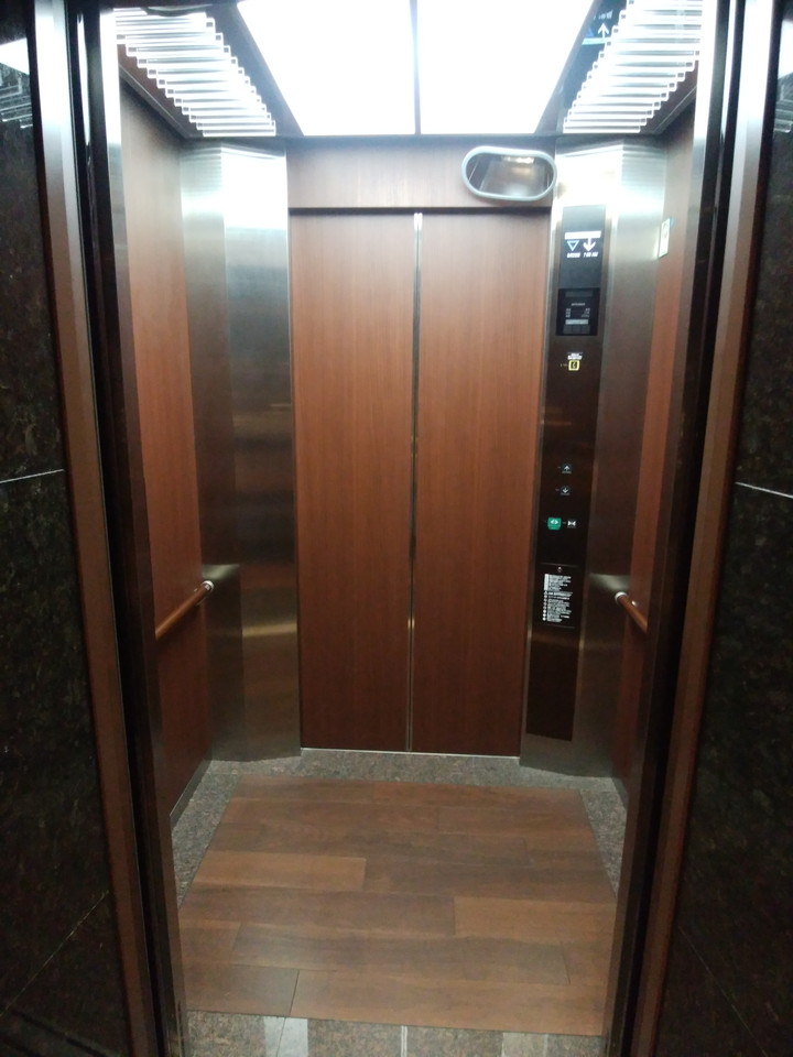 エレベーター中2