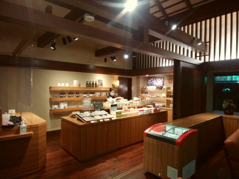 スペースは小さめですがオリジナル商品始め色々品よく売られていました