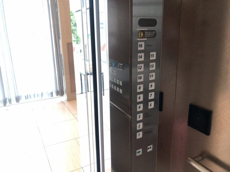 エレベーターの中 (2)
