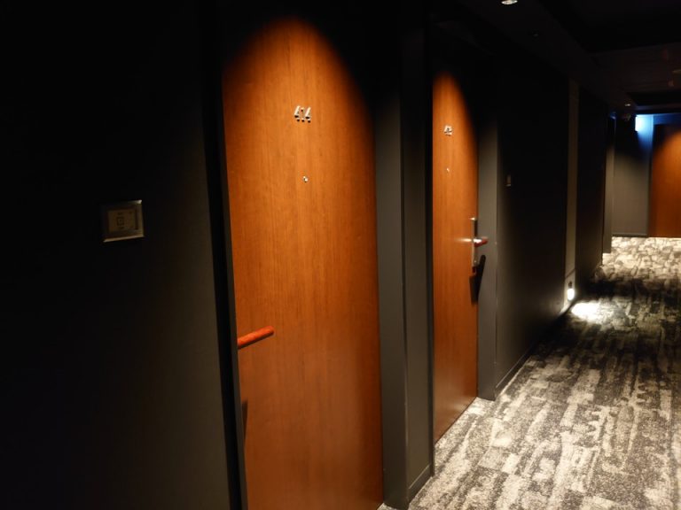 やや暗めの雰囲気のある廊下