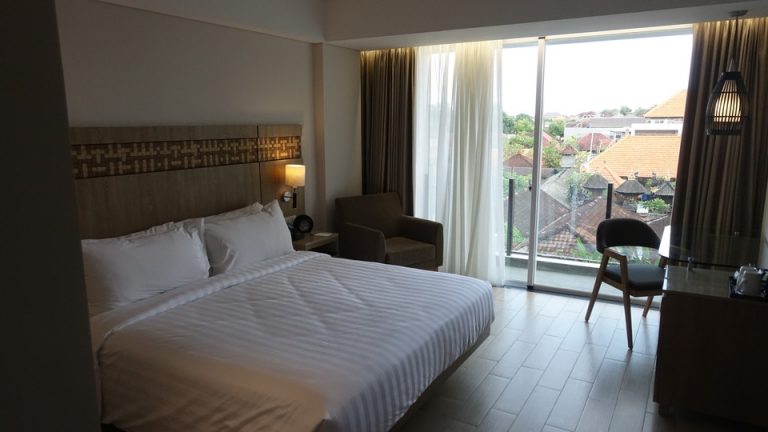 ORG_DSC05889入口からみたベッドとデスク。窓。