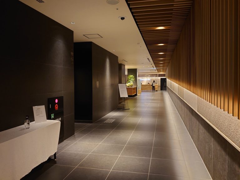 長い廊下の先にフロントが