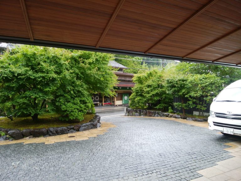 入口向側にさか屋さんと言う旅館があります。