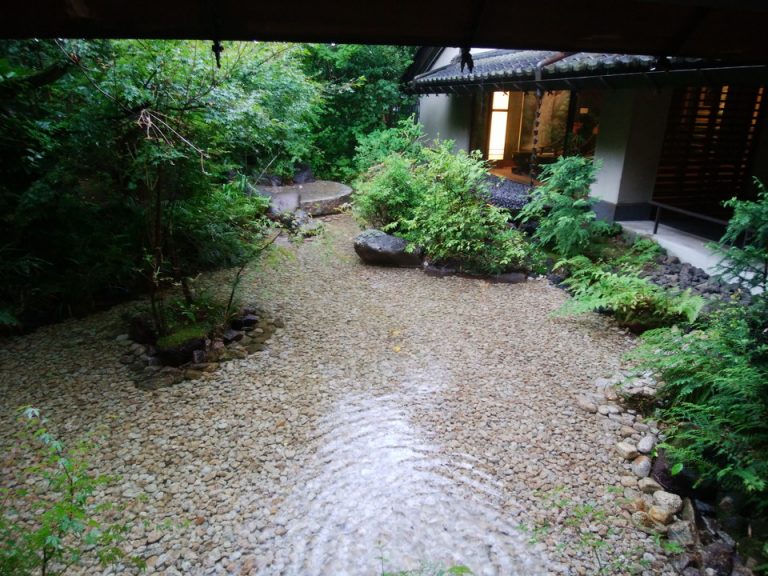 水の波紋も静か〜に揺れる時間の流れです