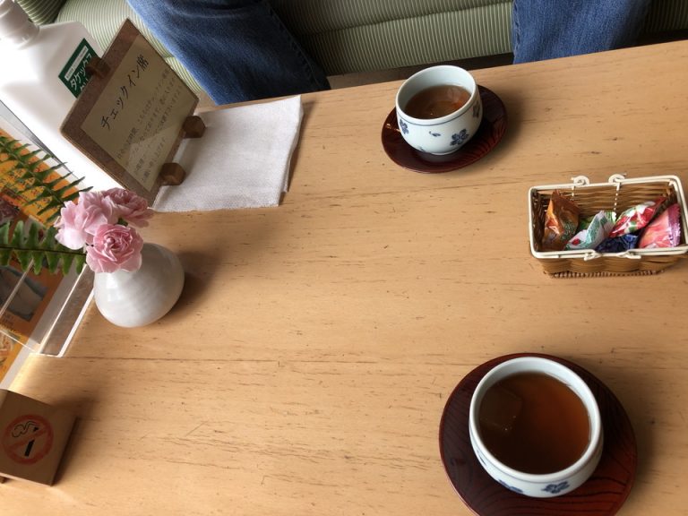 チェックインはお茶を飲みながら