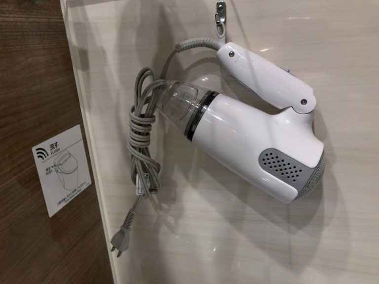 バスルームにあるドライヤー