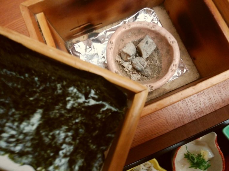 海苔の下には炭が仕込まれてあり、温かくパリパリ海苔でした。