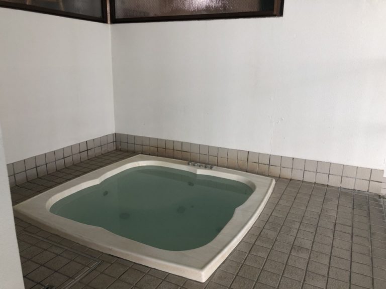 温水プールから階段を上がってジャグジー(6F)