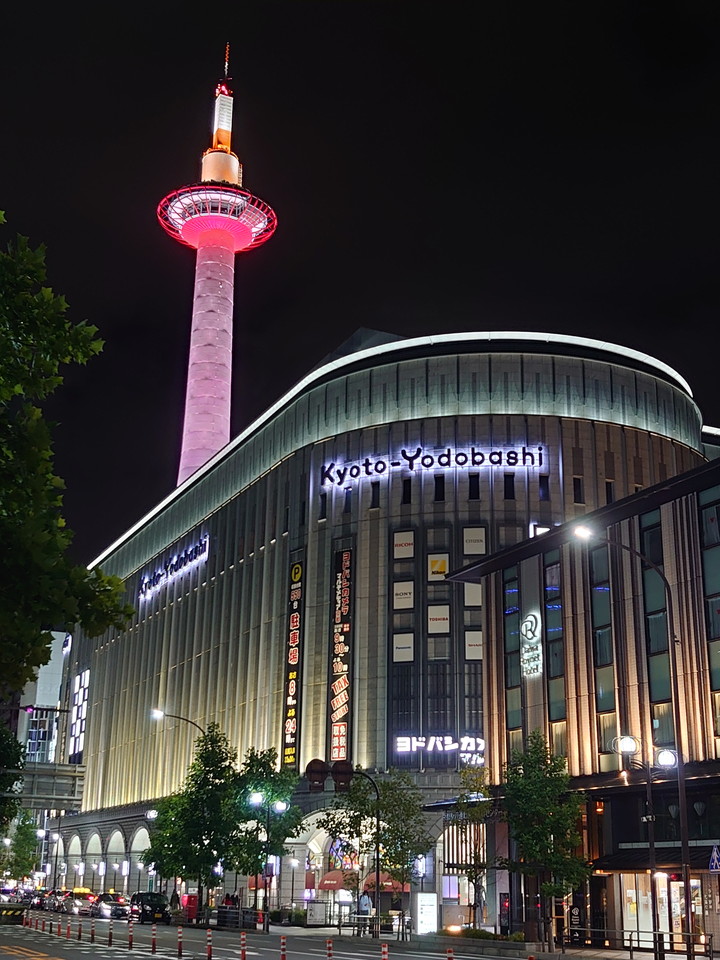 京都タワーも至近距離
