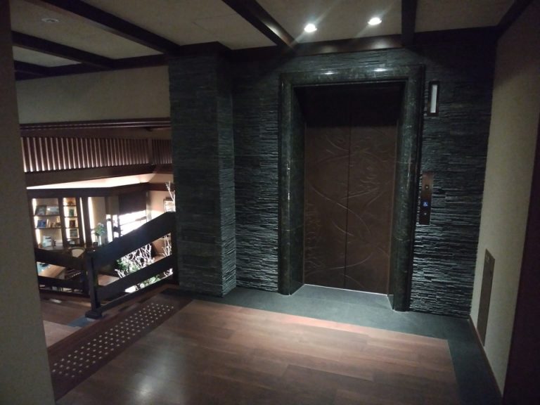 2階エレベーターホール 1フロアの移動なので階段移動でも全然大丈夫です。