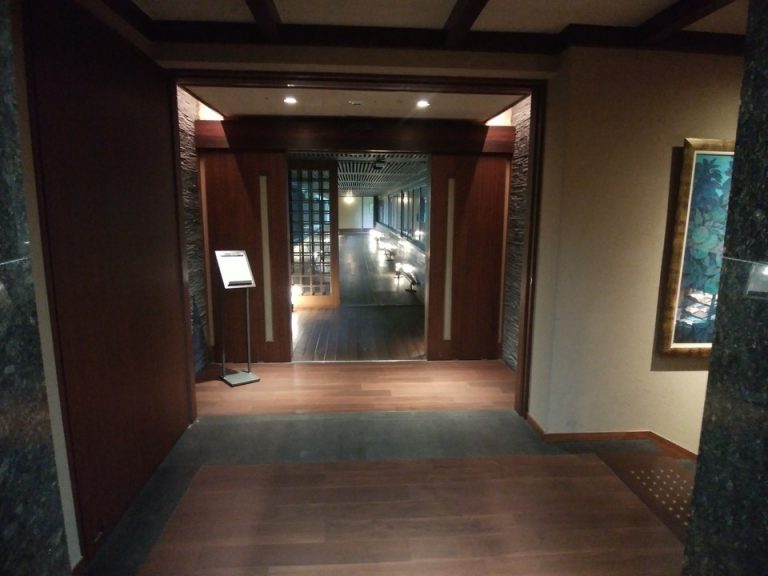 2階エレベーターから本館渡り廊下へ