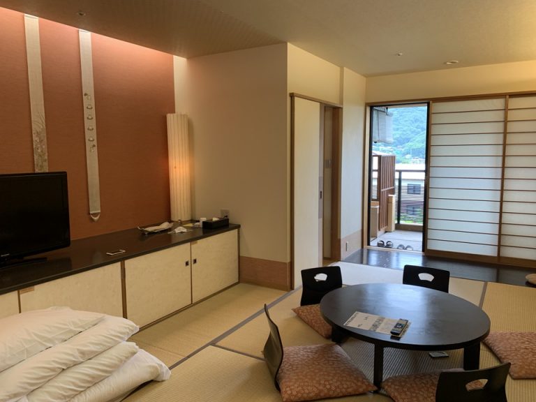 客室全体窓際方向