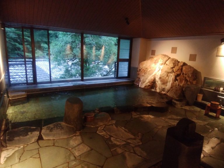 御婦人内風呂_大きな石からお湯が出ていましたが、源泉掛け流しではないそうです