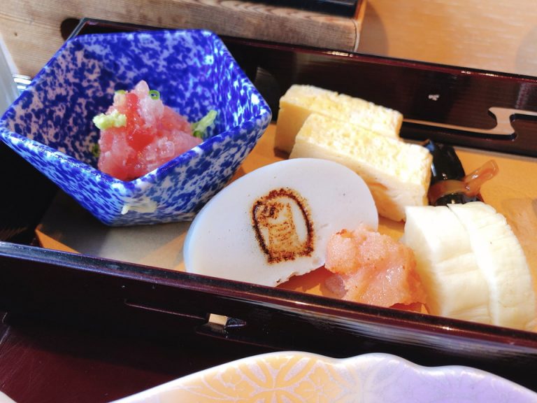 あまびえが刻印された名物かまぼこ