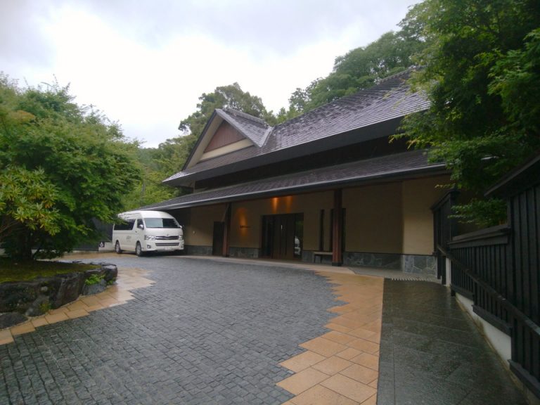 玄関棟には車寄せがあり雨に濡れる事なくスムーズに館内へ入れます。