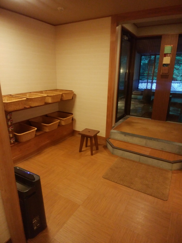 御婦人内風呂脱衣場はやや控え目サイズですね