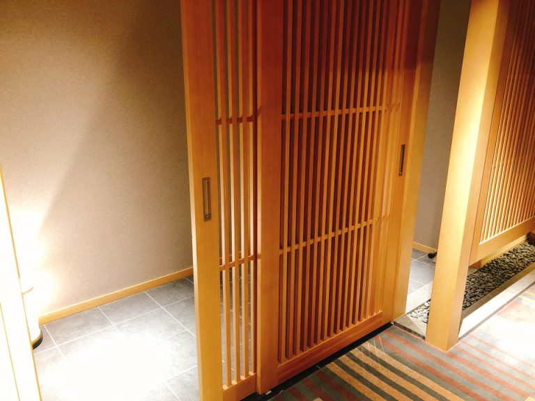 高級な和風なお部屋入り口扉