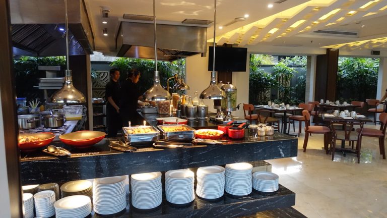 ORG_DSC05973ビュッフェ形式。キッチンからダイレクトに出てきます