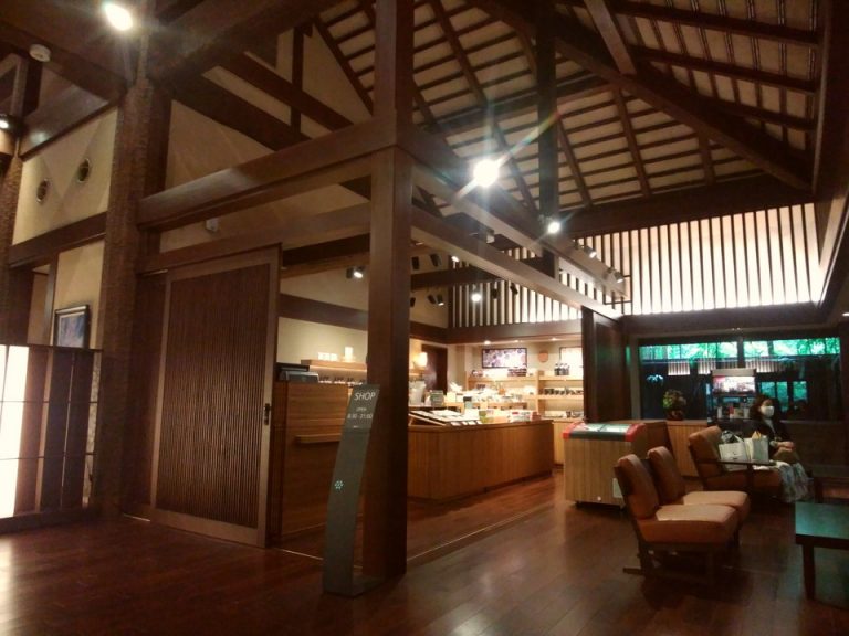 ロビー角にスペース小さめですが売店があります