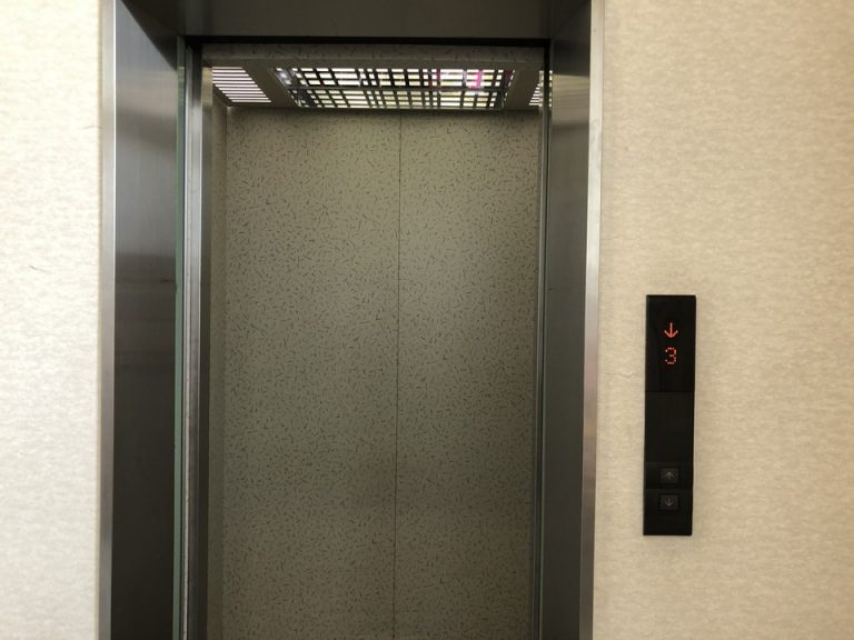 エレベーター内観 スイートルームのエレベーター