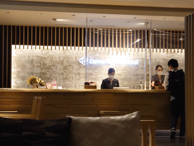 フロントは三組分