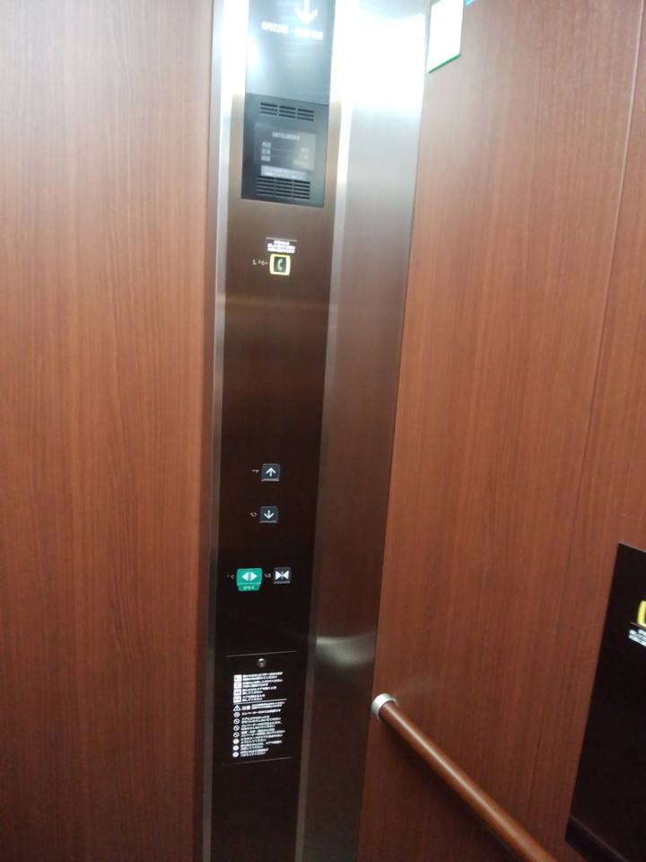 エレベーター内ボタンパネル