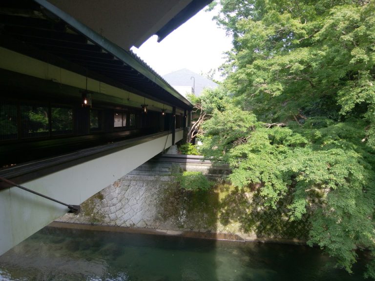 テラスから見える吉奈川と玄関棟からの渡り廊下