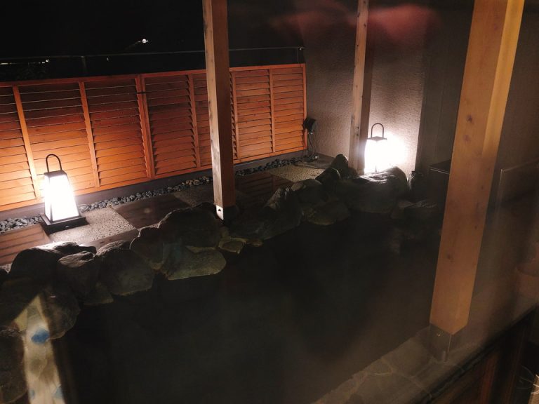 夜の露天風呂全体感