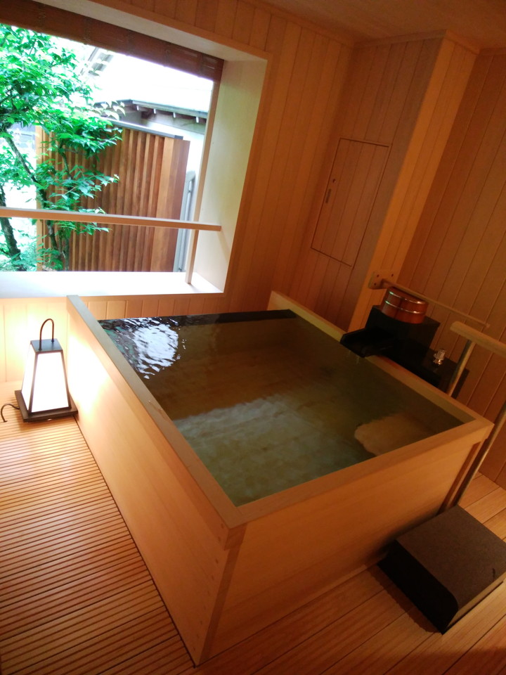 お風呂は通常のサイズより少し深めで大きめのような感じです