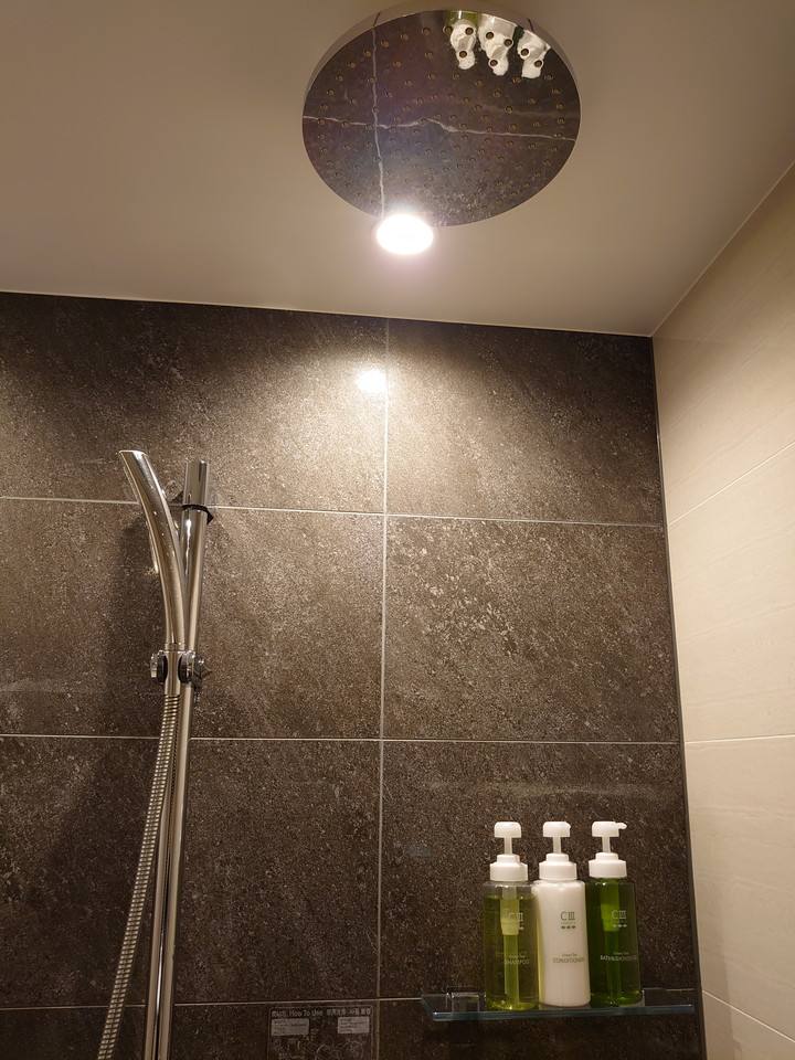 浴室に二つのシャワー