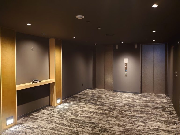 エレベーターホールは広々