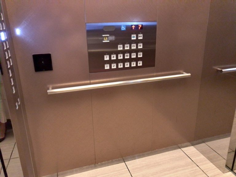 エレベーターの中 (3)