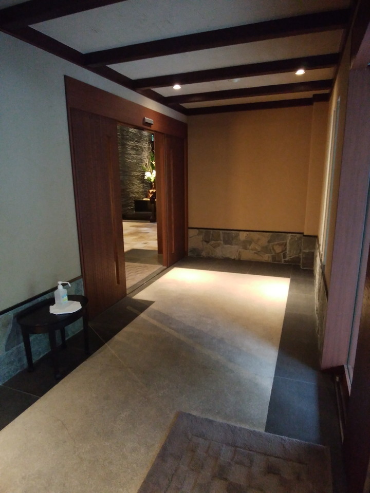 玄関扉から棟に入るまで