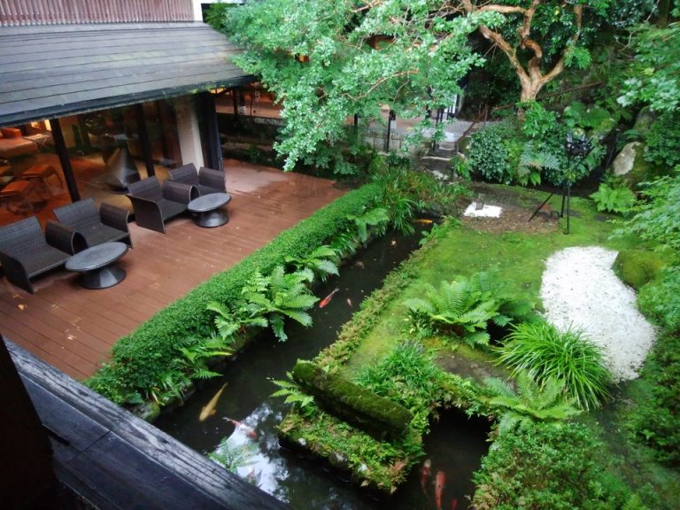 渡廊下から見えるロビーテラスの池庭