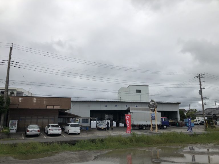 ホテル隣の海鮮市場