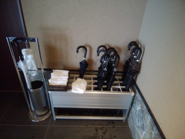 この日は雨がひどく玄関扉傘立ての側には小さなタオルが置いてありました。