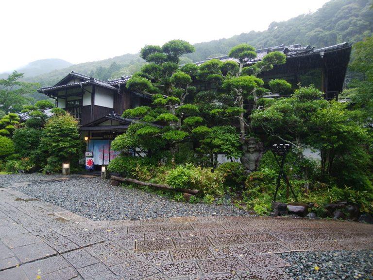梅雨に濡れる大正館全景