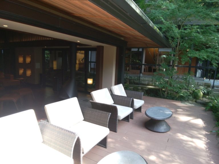 開放感たっぷりのロビーテラス席