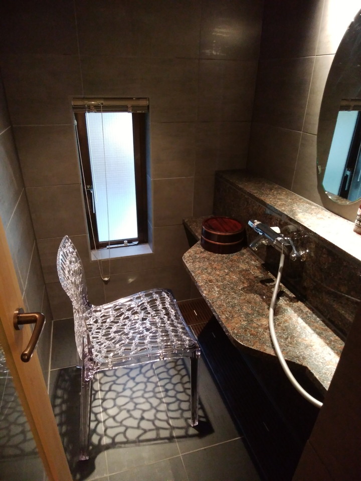 広さ1畳ほどのシャワー室