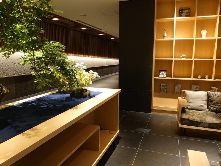 ロビーには新聞が数紙