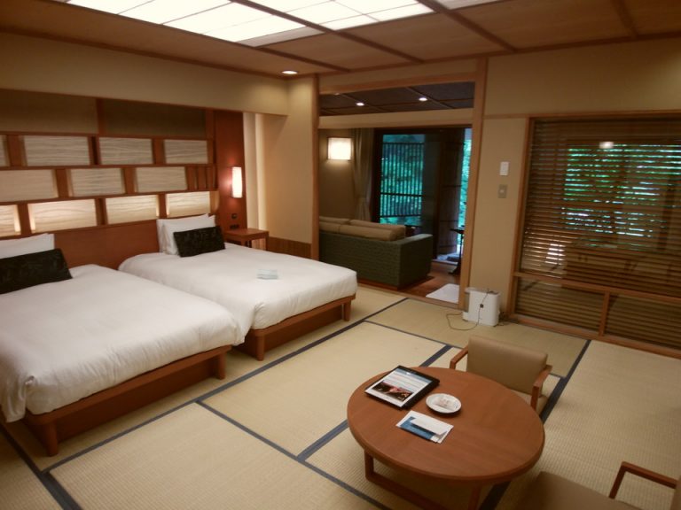 和風ベースの落ち着きのある使い勝手が良いお部屋