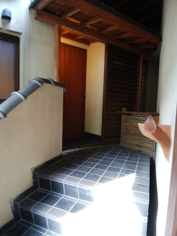お部屋扉前には5段ほど階段がありました