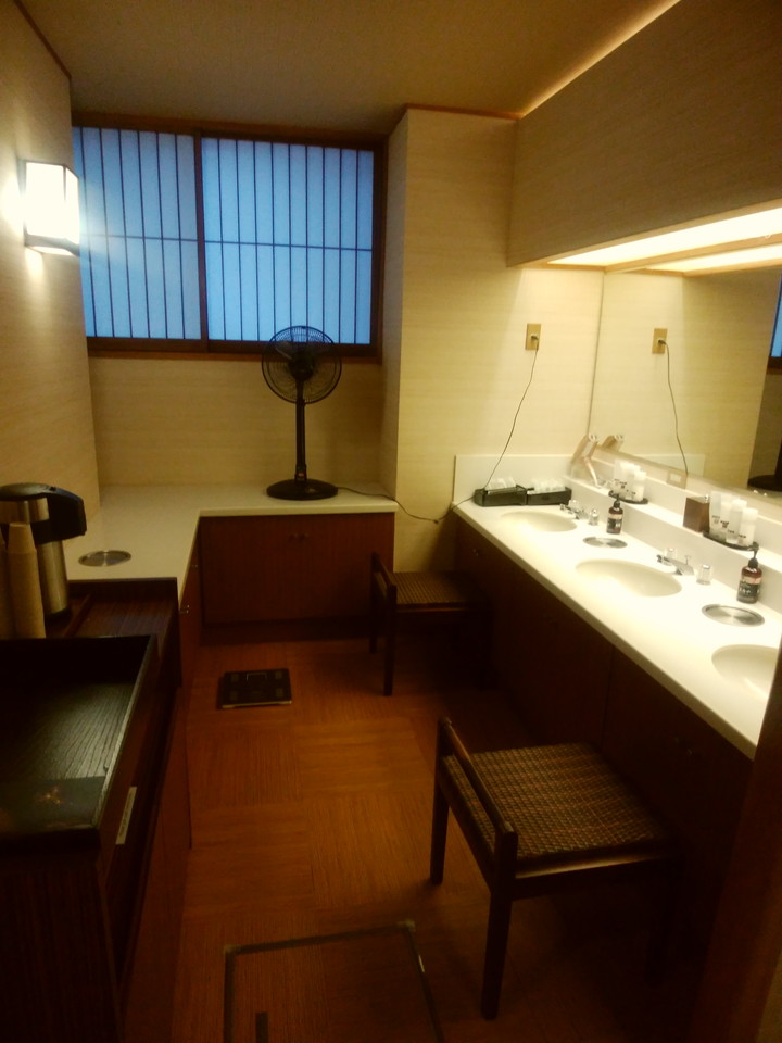 ご婦人内風呂脱衣場洗面台はコンパクトサイズでした