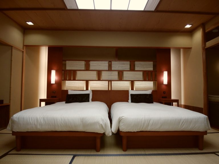 ベットはセミダブルサイズで布団・枕共にしっとりしていて寝心地が良かったです