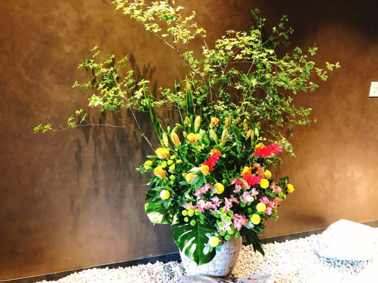 朝食会場入り口の素敵なお花。館内はお花が沢山。